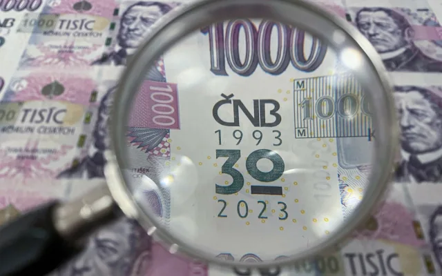 Lidé mrznou ve frontě dlouhé stovky metrů také před plzeňskou pobočkou České národní banky
