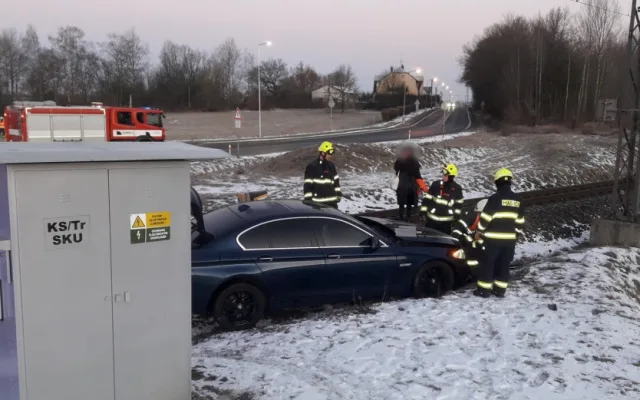 Osobní BMW vjelo na železniční přejezd a střetlo se s vlakem, spolujezdkyně utrpěla těžké zranění