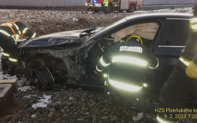 Osobní BMW vjelo na železniční přejezd a střetlo se s vlakem, spolujezdkyně utrpěla těžké zranění