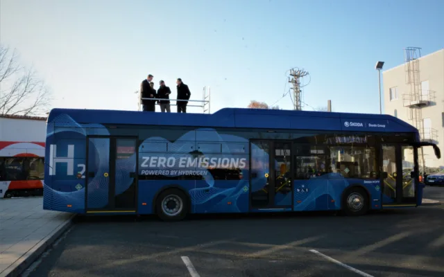 Nový vodíkový autobus Škoda H'CITY si ve výrobním závodě v Plzni prohlédl i ministr dopravy Martin Kupka (ODS)