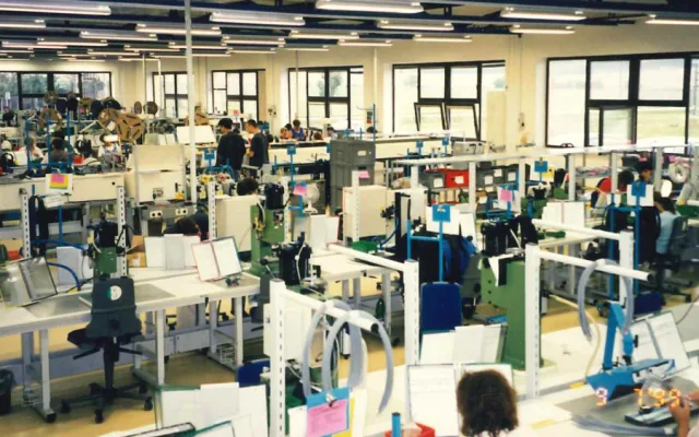 Ruční kompletace kabelových propojek, archivní snímek 1999