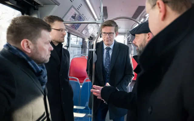 Nový vodíkový autobus Škoda H'CITY si ve výrobním závodě v Plzni prohlédl i ministr dopravy Martin Kupka (ODS)