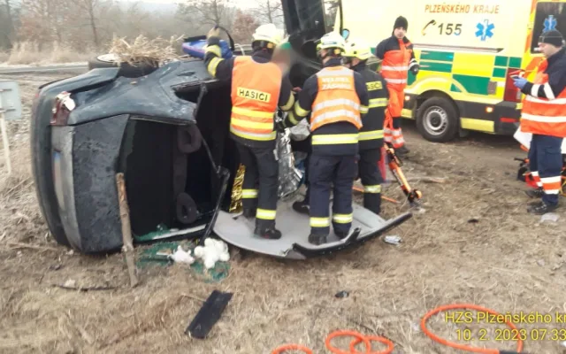 Při první nehodě na Tachovsku se auto převrátilo na bok, uvnitř zůstal zaklíněný řidič