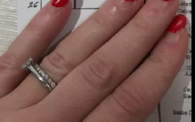 Žena ztratila dva prsteny s diamanty v hodnotě statisíců korun, teď po jejich nálezci pátrá policie