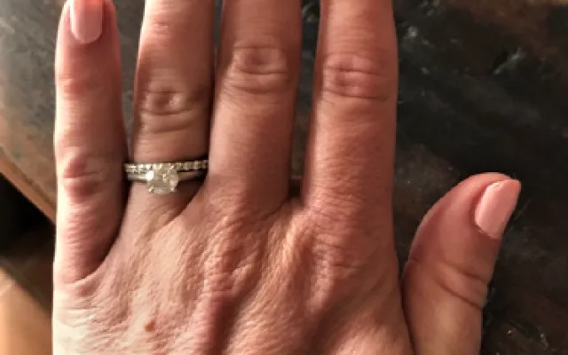 Žena ztratila dva prsteny s diamanty v hodnotě statisíců korun, teď po jejich nálezci pátrá policie