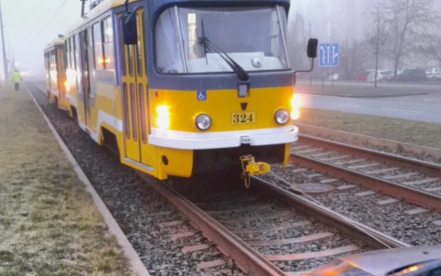 Další řidič si v Plzni hrál na tramvaj, uvízlé auto zastavilo provoz na vytížené lince