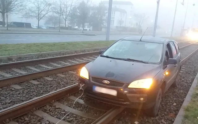 Další řidič si v Plzni hrál na tramvaj, uvízlé auto zastavilo provoz na vytížené lince