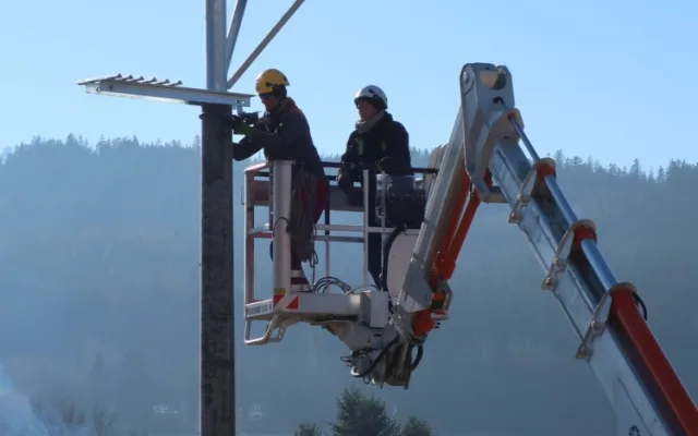 Šumavská obec má nový sloup s hnízdem pro své čápy. Staré bylo vpleteno do vodičů elektrického vedení a muselo pryč