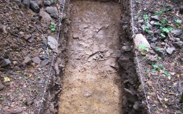 Přínosem pro poznání lokality byly sondy na severní straně ostrožny Homolka (foto F. Kasl, 2020)