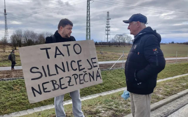 Stovky lidí si přišly prohlédnout Západní okruh před jeho zprovozněním, názory na stavbu jsou rozporuplné