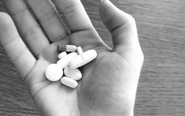 Devatenáctiletá studentka shání peníze na operaci, která jí může zachránit život. Na její problém neexistuje lék