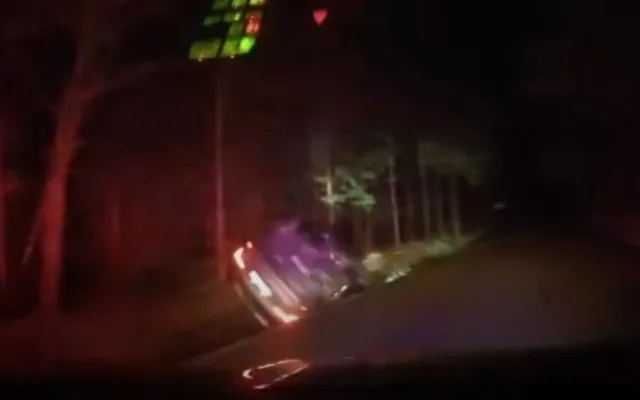 VIDEO: Muž se zákazem řízení ujížděl před policisty, havaroval a skončil převrácený v příkopu