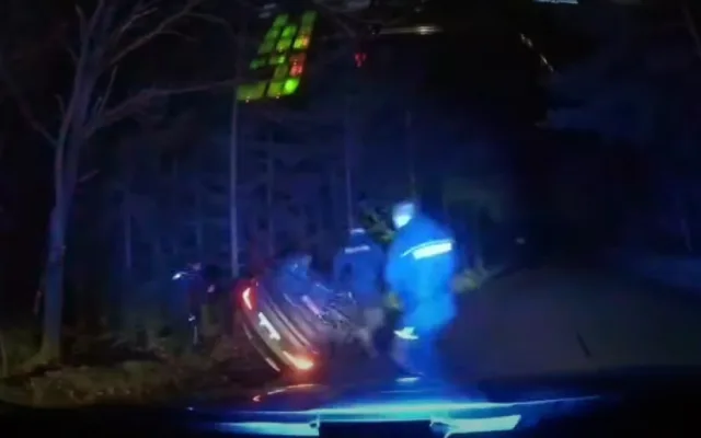 VIDEO: Muž se zákazem řízení ujížděl před policisty, havaroval a skončil převrácený v příkopu