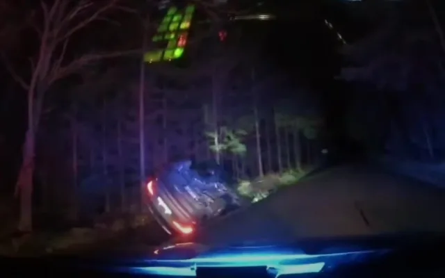 VIDEO: Muž se zákazem řízení ujížděl před policisty, havaroval a skončil převrácený v příkopu