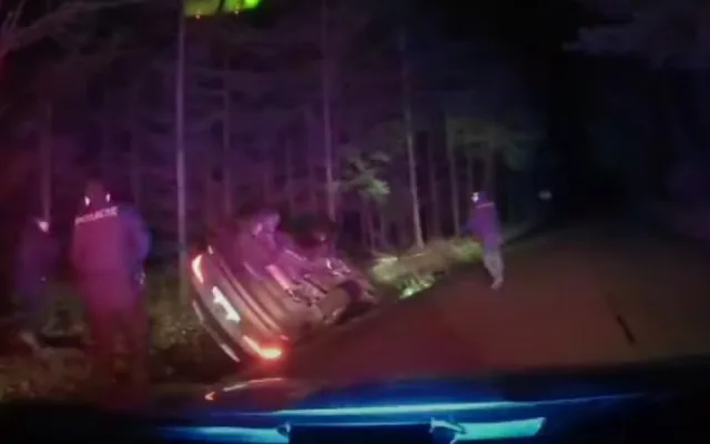 VIDEO: Muž se zákazem řízení ujížděl před policisty, havaroval a skončil převrácený v příkopu