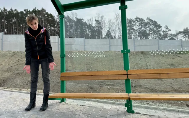 Nově otevřený Západní okruh Plzně baví i šokuje bizarní autobusovou zastávkou s netradičním posezením