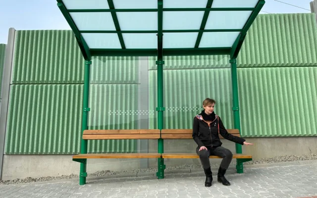 Nově otevřený Západní okruh Plzně baví i šokuje bizarní autobusovou zastávkou s netradičním posezením