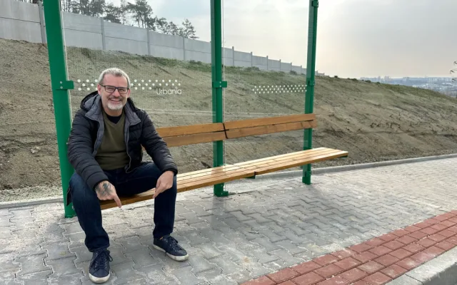ANKETA: Kuriózní lavička z Plzně baví Česko, pomozte nám pro ni najít jméno