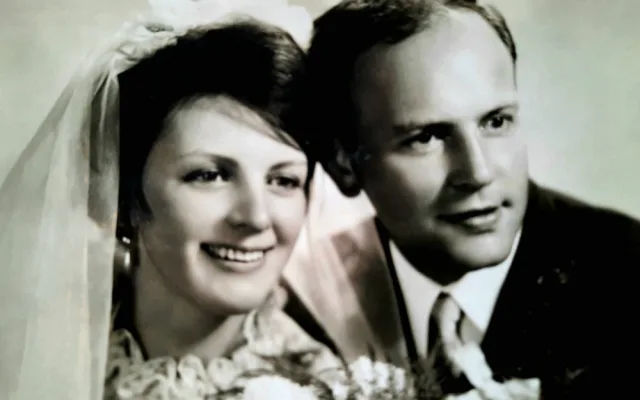 Ve svatební kronice nechybí ani fotografie samotné kronikářky a jejího muže.