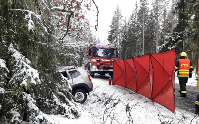 K tragické nehodě došlo hned druhý únorový den na silnici druhé třídy mezi obcemi Čbán a Plachtín na severním Plzeňsku. Při nehodě zemřel čtyřiasedmdesátiletý řidič.