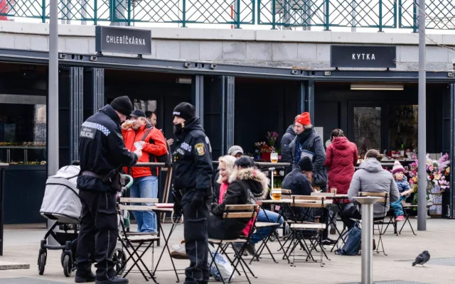 Opilé i agresivní bezdomovce a narkomany mají z okolí hlavního vlakového nádraží vytlačit četné policejní kontroly