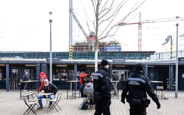 Opilé i agresivní bezdomovce a narkomany mají z okolí hlavního vlakového nádraží vytlačit četné policejní kontroly