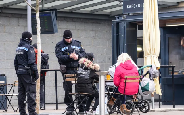 Opilé i agresivní bezdomovce a narkomany mají z okolí hlavního vlakového nádraží vytlačit četné policejní kontroly