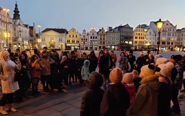 Skromná akce na náměstí připomněla rok trvající válku na Ukrajině