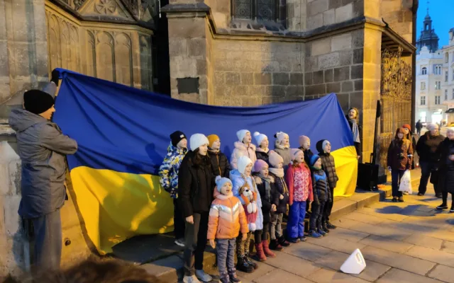Skromná akce na náměstí připomněla rok trvající válku na Ukrajině