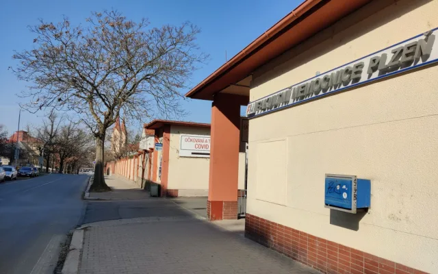U fakultní nemocnice na Borech vznikne přes 50 parkovacích míst, dojde i na kácení stromů