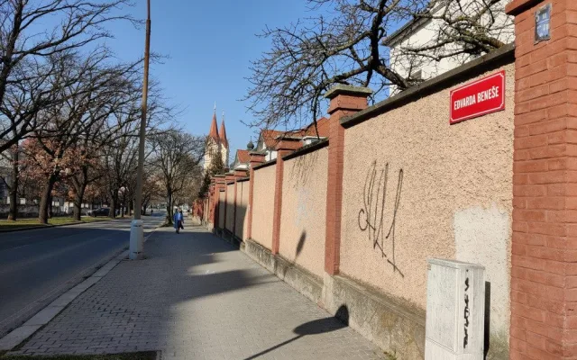U fakultní nemocnice na Borech vznikne přes 50 parkovacích míst, dojde i na kácení stromů