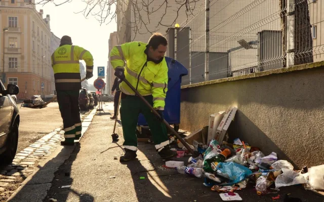 Čistá Plzeň vytipovala nejkritičtější místa ve městě, kde se hromadí nejvíce odpadků. Bude tam navíc zajíždět speciální úklidový vůz