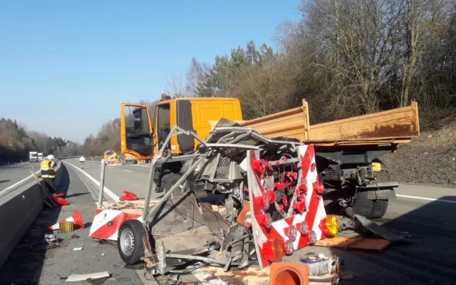 Dálnici D5 ochromila nehoda kamionu, který smetl přívěs vozidla silničářů. Řidič utrpěl těžké zranění