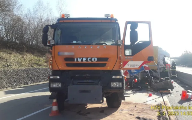 Dálnici D5 ochromila nehoda kamionu, který smetl přívěs vozidla silničářů. Řidič utrpěl těžké zranění