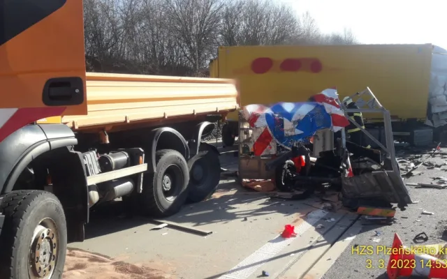 Dálnici D5 ochromila nehoda kamionu, který smetl přívěs vozidla silničářů. Řidič utrpěl těžké zranění
