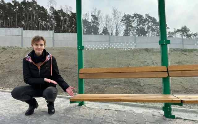 Redaktorka Plzeňské Drbny Zuzana Duzbabová názorně předvádí funkčnost zastávky, která pobavila celé Česko