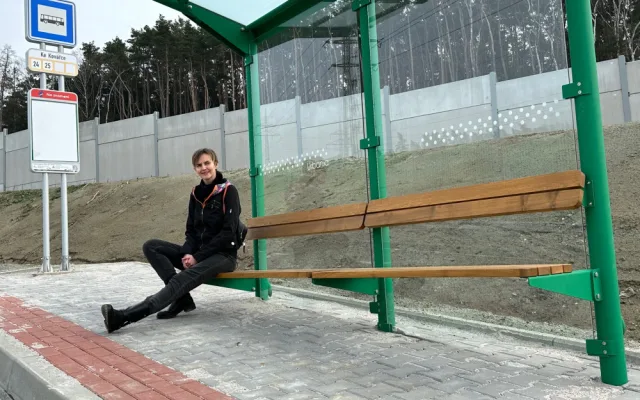 Redaktorka Plzeňské Drbny Zuzana Duzbabová názorně předvádí funkčnost zastávky, která pobavila celé Česko