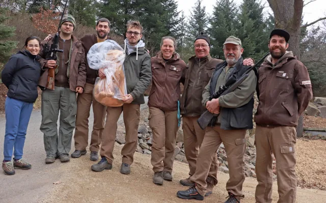 Pracovníci zoo hledali uprchlého lva, naštěstí šlo jen o cvičení a v křoví se schovával plyšák