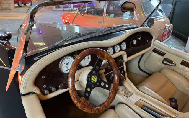V bývalé trolejbusové hale vzniká unikátní muzeum historických motocyklů a automobilů. Vystavuje i nejnebezpečnější motorku