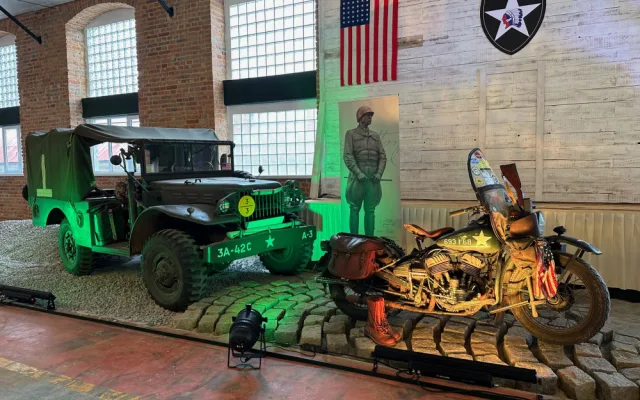 V bývalé trolejbusové hale vzniká unikátní muzeum historických motocyklů a automobilů. Vystavuje i nejnebezpečnější motorku