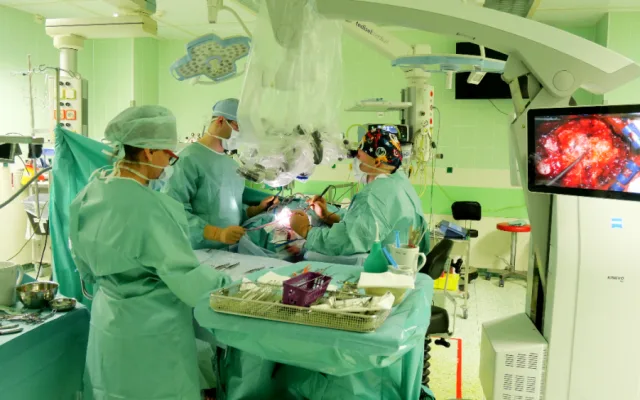 Operační mikroskop s 3D zobrazením umožňující použití při složitých onkoneurochirurgických mikro-operacích, včetně 3D zobrazení a zobrazení výstupu z kamery, respektive kamer na jednom monitoru, včetně automatického přepínání mezi režimy z ručních