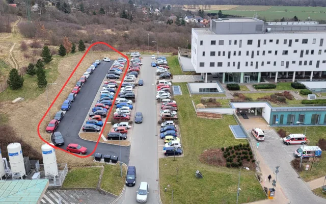 Nová parkovací místa v areálu FN Lochotín-prostor před onkologickou klinikou