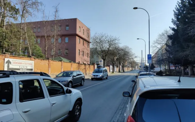 U fakultní nemocnice na Borech začne zítra kácení stromů, musí ustoupit novým parkovacím místům