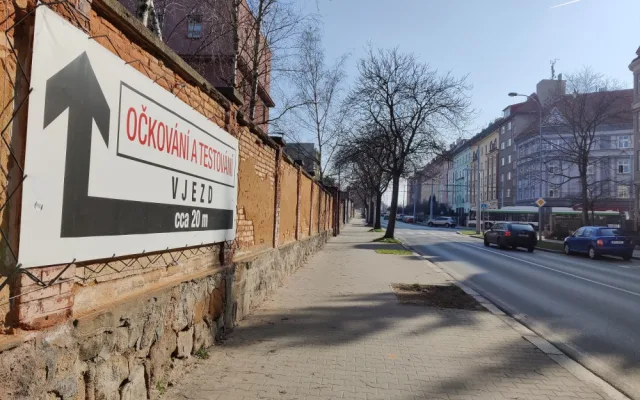 U fakultní nemocnice na Borech začne zítra kácení stromů, musí ustoupit novým parkovacím místům