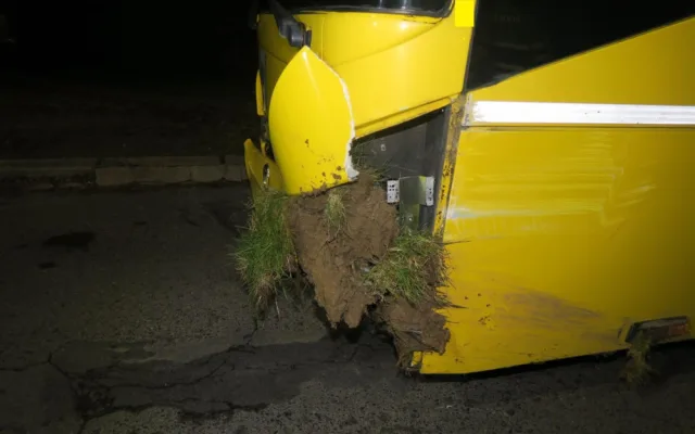 Mladí si chtěl splnit sen a ukradl autobus, dvakrát boural a nechal ho stát napříč v ulicí