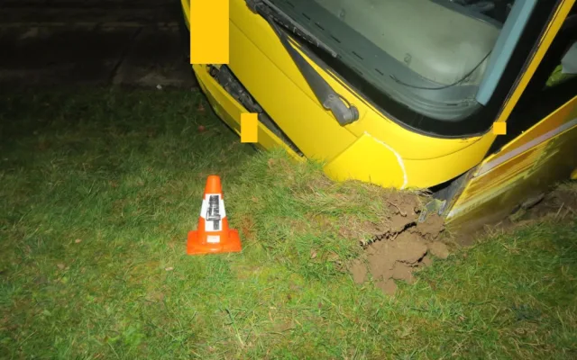 Mladí si chtěl splnit sen a ukradl autobus, dvakrát boural a nechal ho stát napříč v ulicí