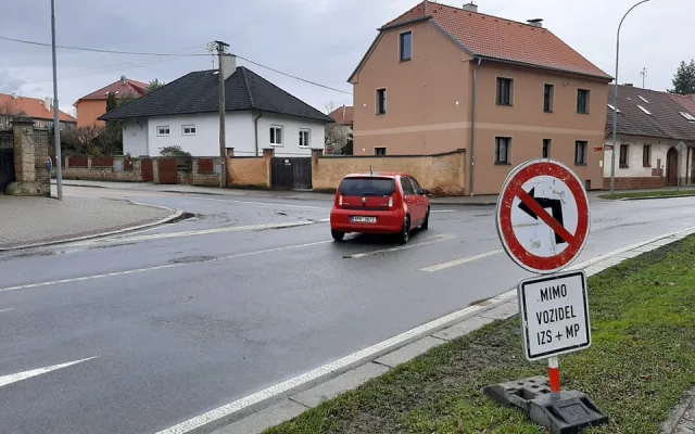 Řidiče v Rokycanech čekají zásadní dopravní omezení, začíná náročná rekonstrukce Jiráskovy ulice