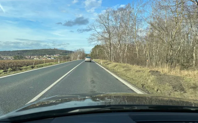 Dalším velmi nebezpečným místem je i podle Portálu nehod úsek na stejné silnici I/20, jen o několik kilometrů blíže k Plzni. Konkrétně jde místo nedaleko za obcí Chválenice, těsně nad křižovatkou s odbočkou na Nezbavětice a Nezvěstice.