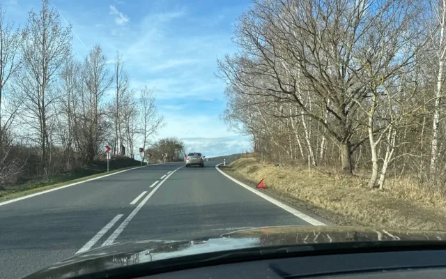 Dalším velmi nebezpečným místem je i podle Portálu nehod úsek na stejné silnici I/20, jen o několik kilometrů blíže k Plzni. Konkrétně jde místo nedaleko za obcí Chválenice, těsně nad křižovatkou s odbočkou na Nezbavětice a Nezvěstice.