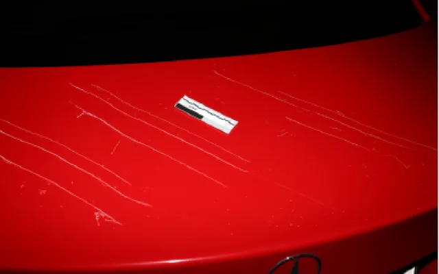 Vandal poničil 13 zaparkovaných aut, mezi nimi i luxusní Mercedesy a BMW